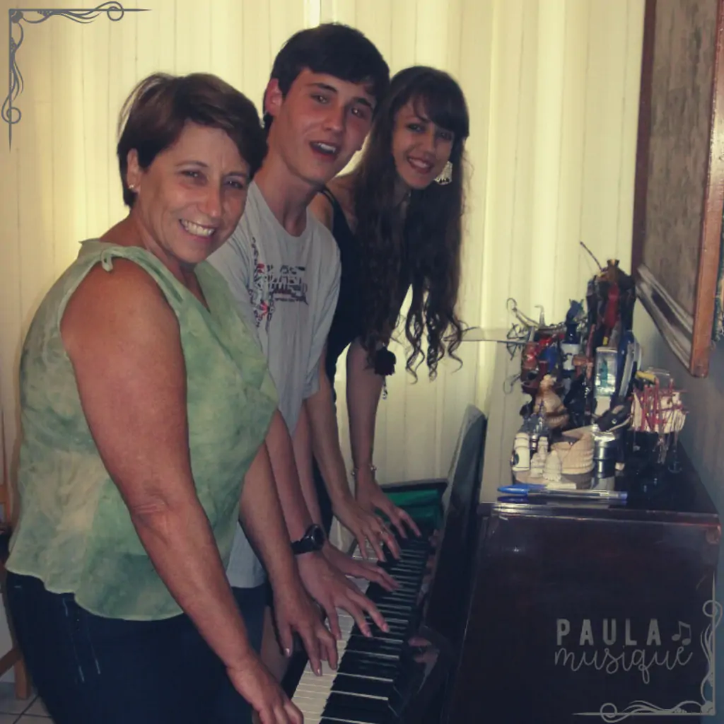 professora de piano e seus alunos